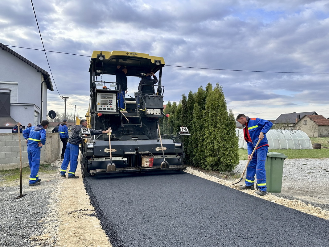 Počelo asfaltiranje putnih pravaca na širem području grada