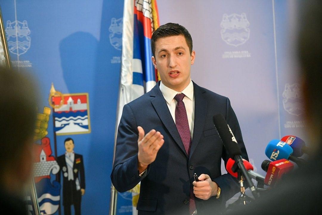 Pres konferencija Mladena Ilića povodom postavljanja bista poslanicima Prvog saziva parlamenta Srpske