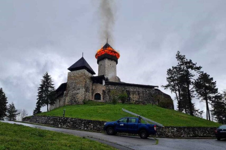 GORI PONOS VELIKE KLADUŠE! Požar na tvrđavi, vatra zahvatila kulu