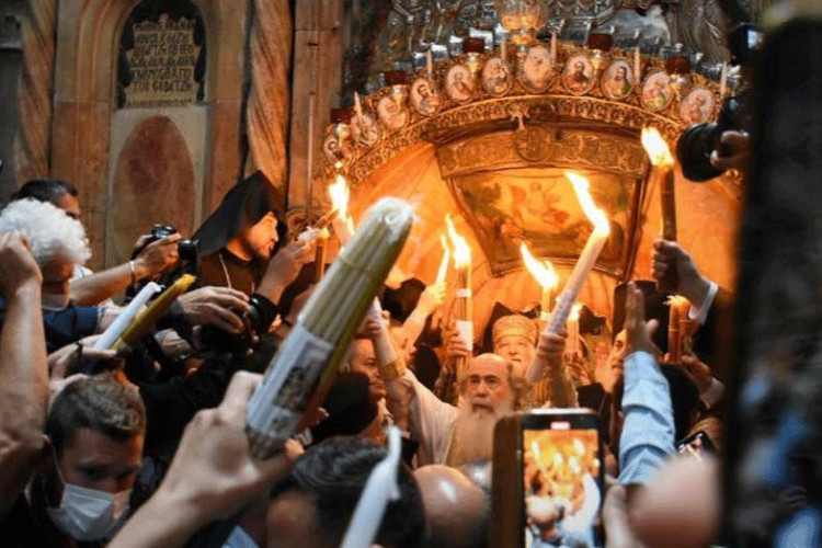 Zapaljen sveti uganj u crkvi Groba Gospodnjeg  Jerusalimu!