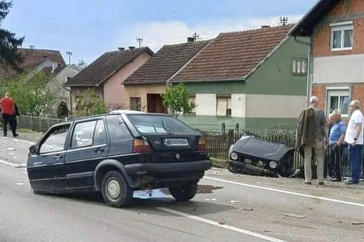 Golf prepolovljen u sudaru sa mercedesom