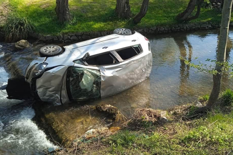 VIŠE SREĆE NEGO PAMETI! Polo sa petoricom mladića sletio u korito rijeke