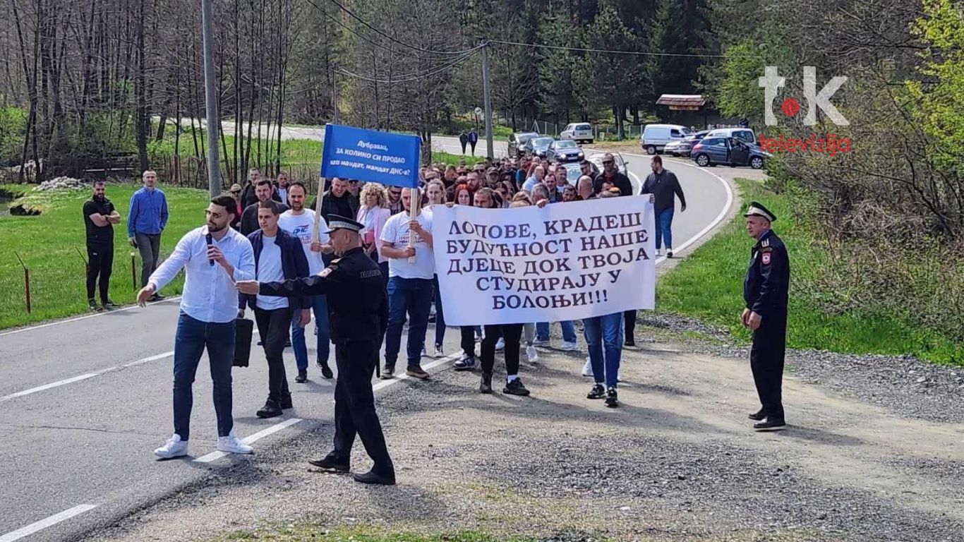 Protest ispred kuće poslanika Dubravca