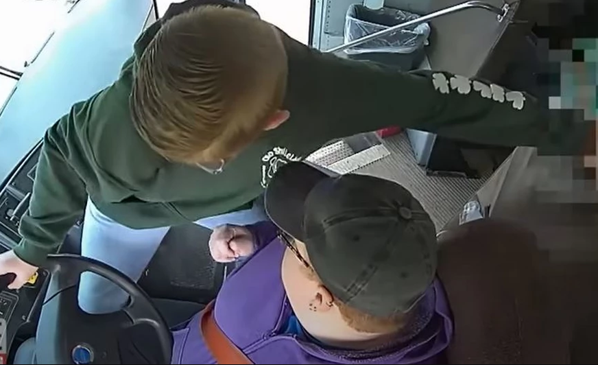 DJEČAK POSTAO HEROJ Uspio da zaustavi pun autobus nakon što se vozač onesvijestio (VIDEO)