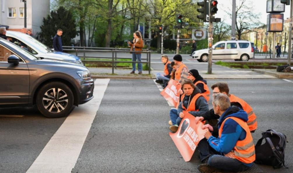 EKOLOŠKI AKTIVISTI PRAVE PROBLEME: Demonstranti se zalijepili za saobraćajnice