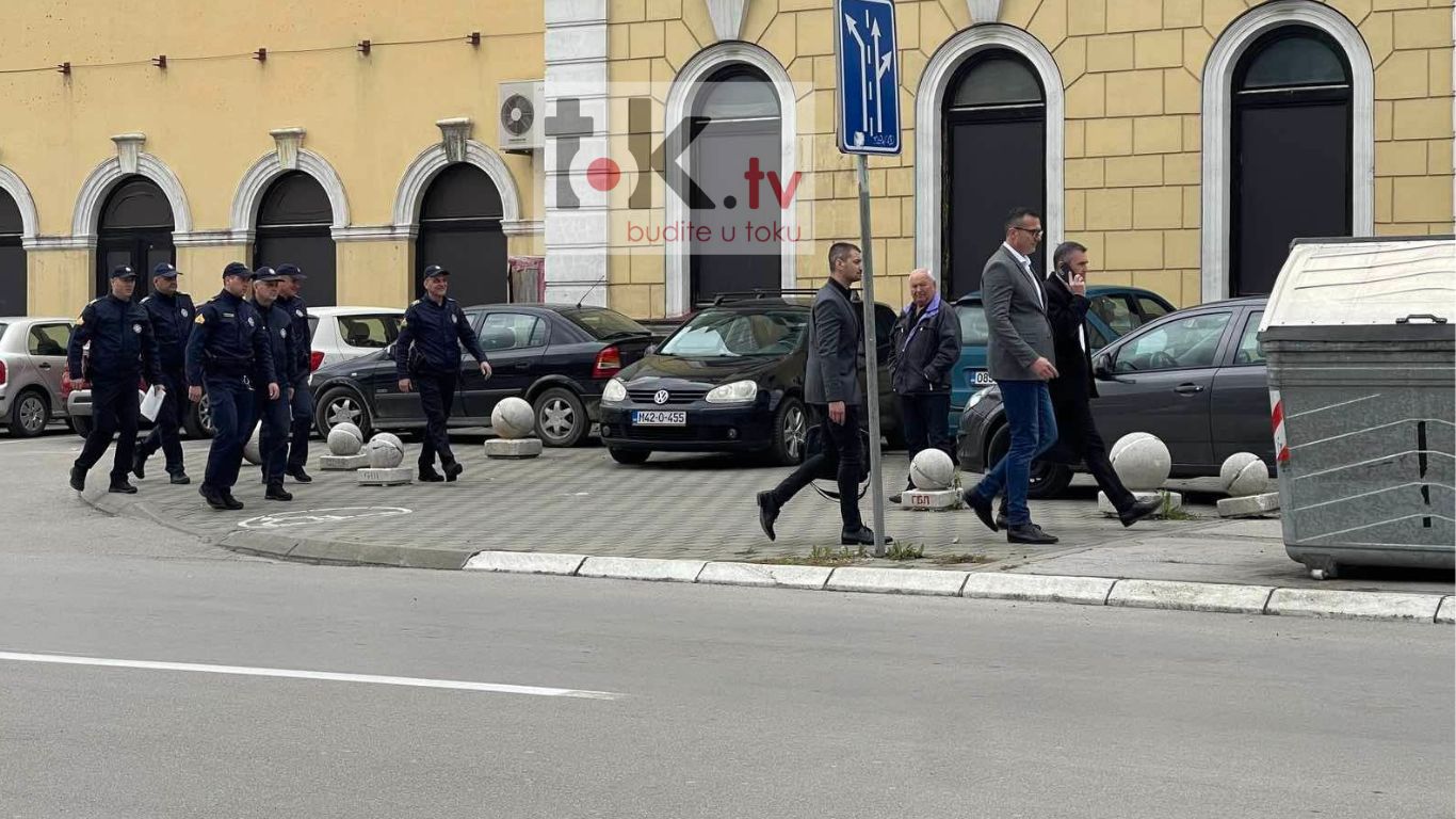 Na parking Stare autobuske stanice upravo su stigli sudski izvršitelji.