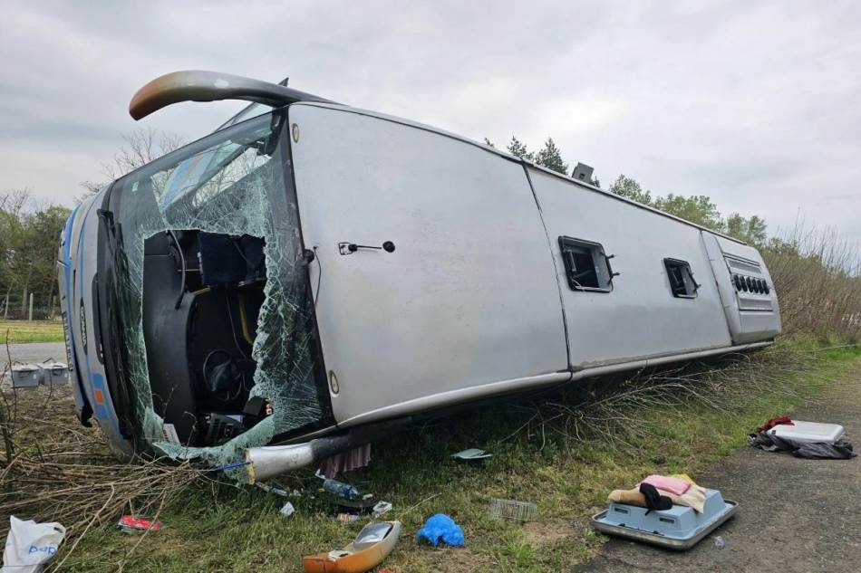 PREVRNUO SE AUTOBUS IZ SRBIJE, NA AUTOPUTU U MAĐARSKOJ Povrijeđeno 15 osoba, među njima i djeca (FOTO)