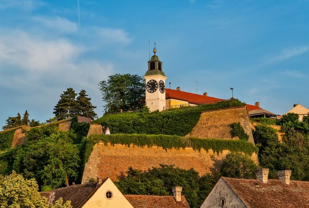 DETALJI UŽASA U NOVOM SADU! Zbog fotografije za Instagram pao u provaliju i poginuo