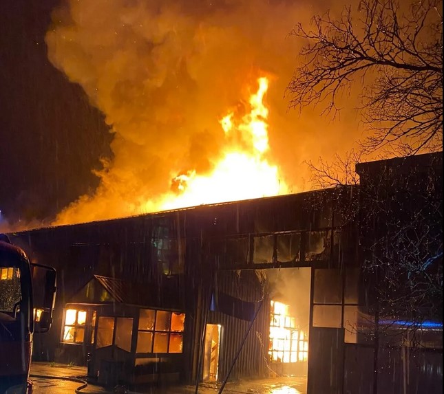 Veliki požar u Bijeljini, zapalila se hala fabrike