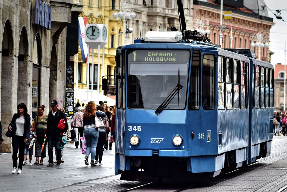 DOJAVE O BOMBAMA ŠIROM ZAGREBA! Evakuisan trgovački centar, sudovi, Velesajam…