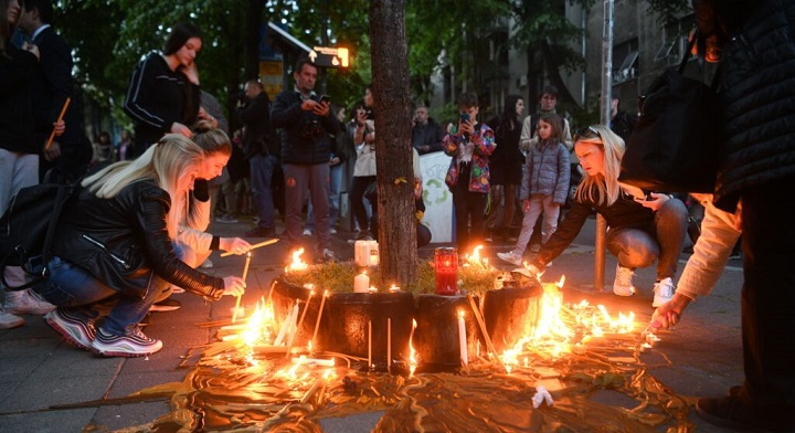 Beograd: Hiljade građana pali svijeće za žrtve današnje tragedije