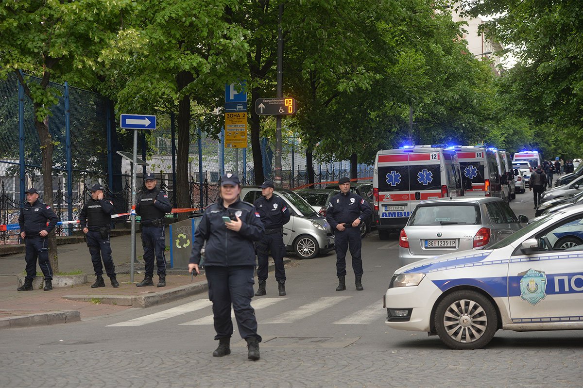 Učenik u školu ušao sa šest punih saržera