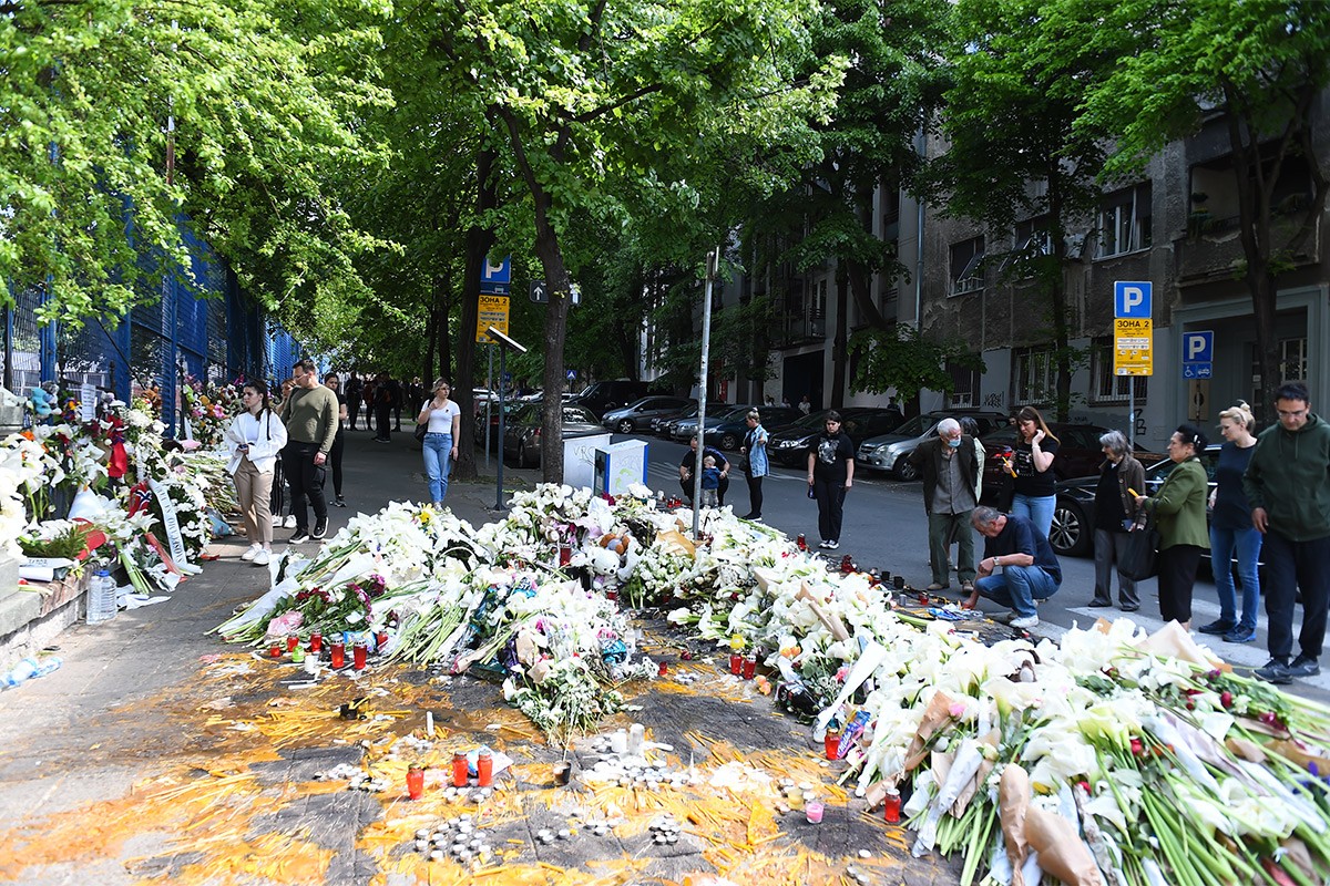 Srbija tuguje i ispraća stradale, cvijeće i svijeće na mjestima zločina