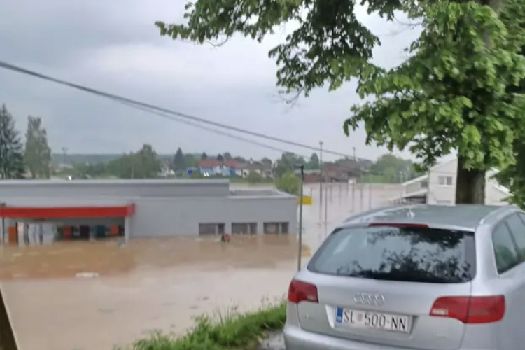 Snažno nevrijeme pogodilo Hrvatsku: Poplavljeni putevi, pod vodom i vrtić