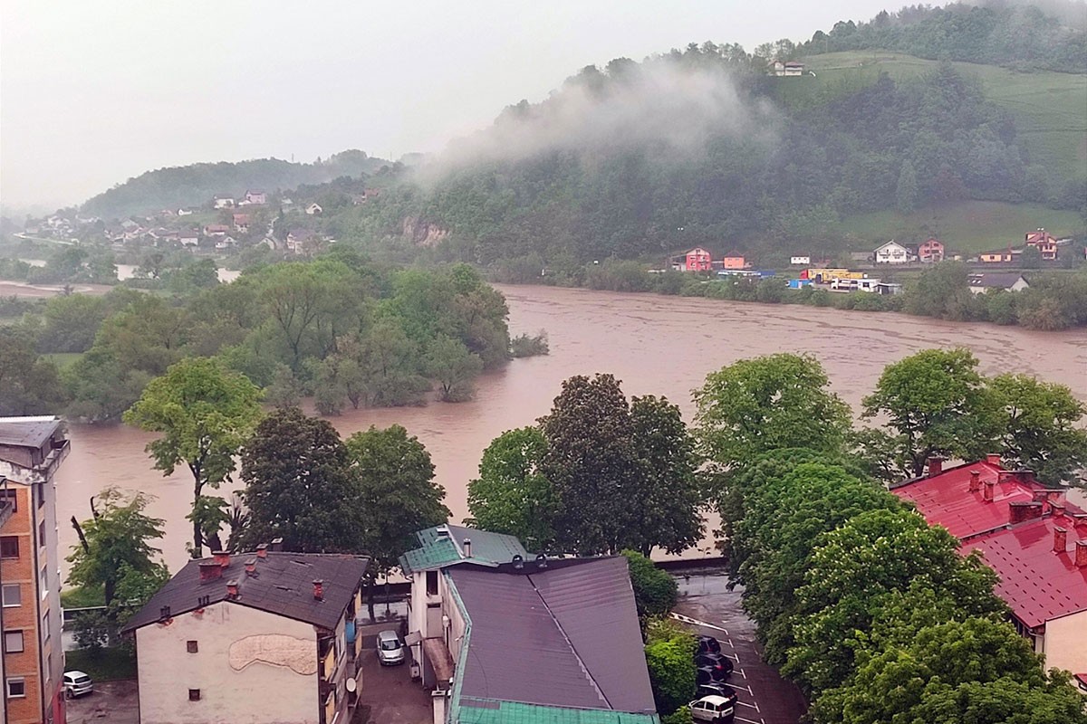 Rastu vodostaji Une i Sane, zaplavljene prve kuće, otežan saobraćaj