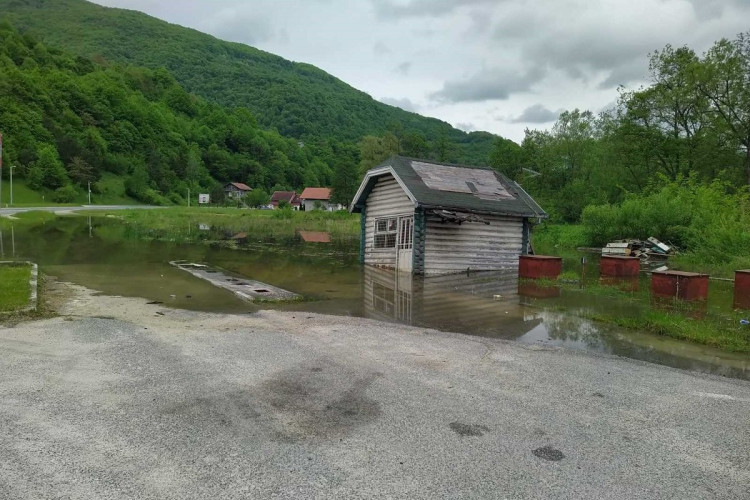 “Ekološka katastrofa” Izlila se nafta u opštini Jezero