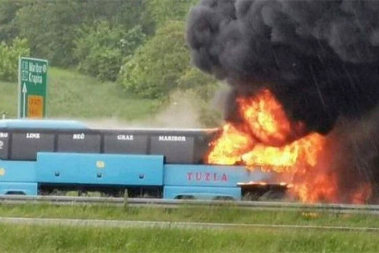 Zapalio se autobus iz Tuzle na autoputu u Hrvatskoj, spašeni putnici