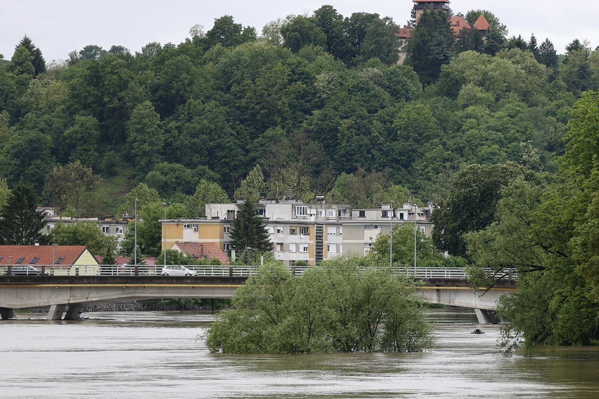 Vrhunac vodenog talasa u Karlovcu, kritično kod Petrinje