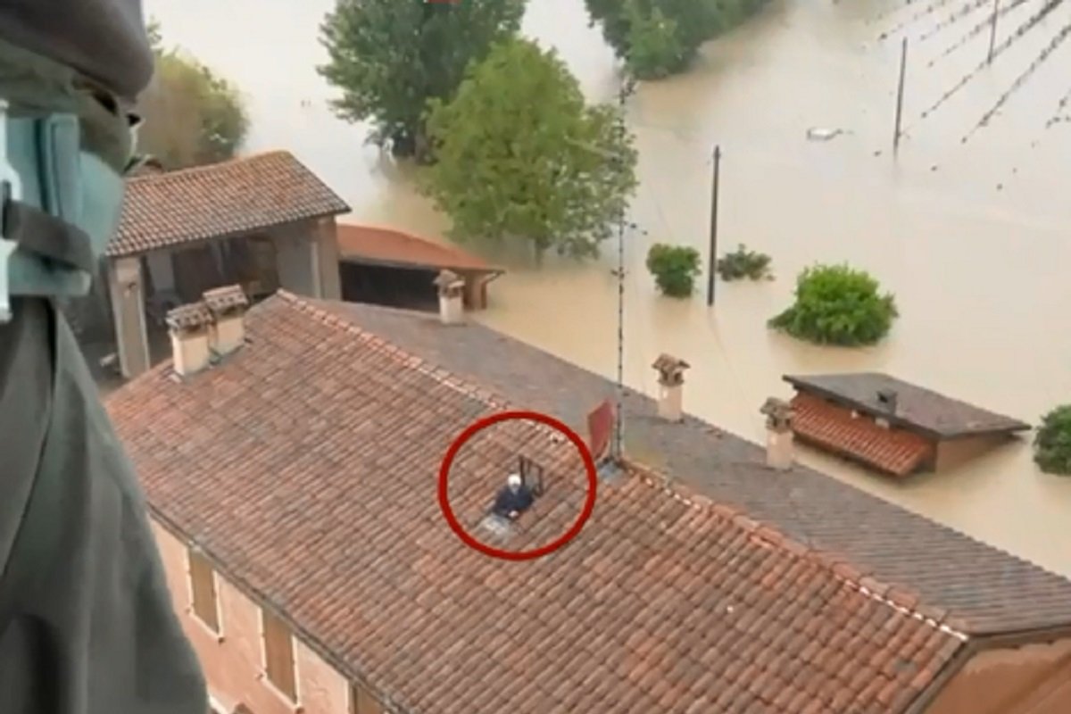 Bračni par helikopterom spašen s krova kuće