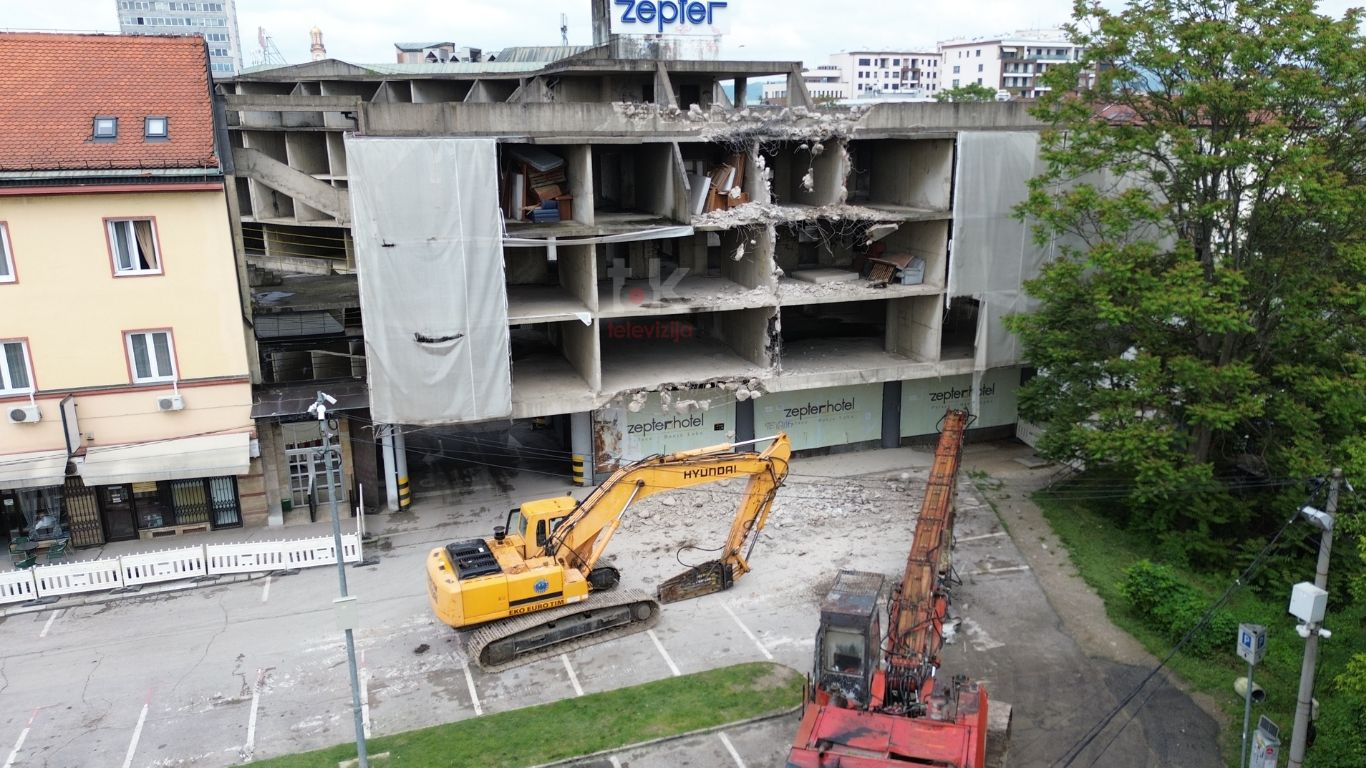 Počelo rušenje starog dijela hotela „Palas“: Na ovo je Banja Luka čekala 43 godine (VIDEO)