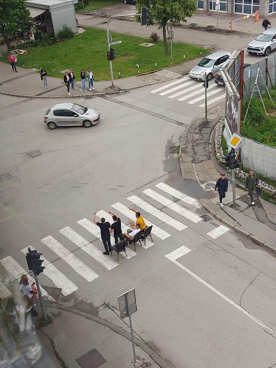 Maturanti BLOKIRALI saobraćaj u BANJALUCI, lupali flaše na raskrsnici – INTERVENISALA POLICIJA!