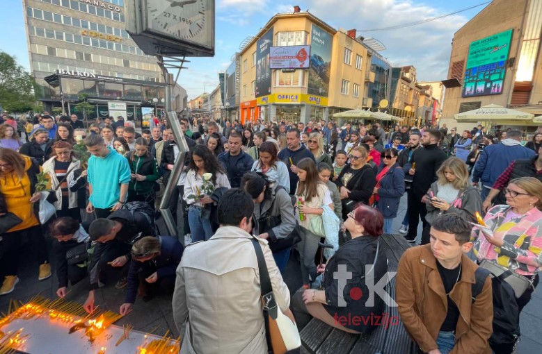 BANJALUKA ODAJE POČAST ubijenim beogradskim đacima! Zapaljene svijeće