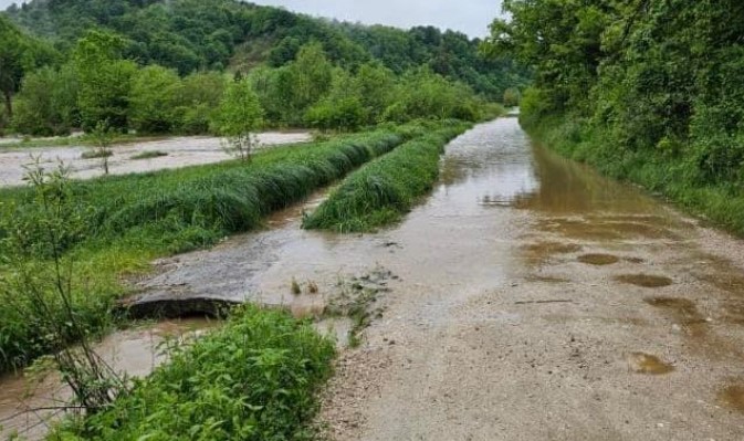 U Prisoju se izlila Ukrina, saobraćaj u prekidu