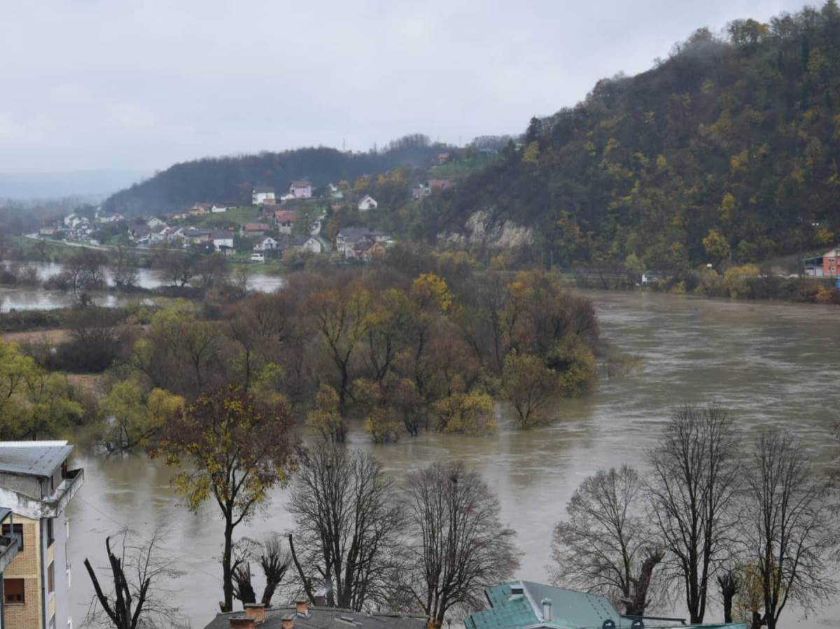 Una u Kostajnici pravi haos! Voda ulazi u kuće, tokom noći postavljeni zečiji nasipi