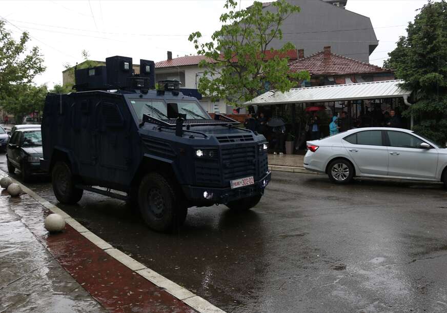 NEMIRI NA KOSOVU Skinute srpske trobojnice sa zgrada opštine Zvečan, Zubin Potok i Leposavić