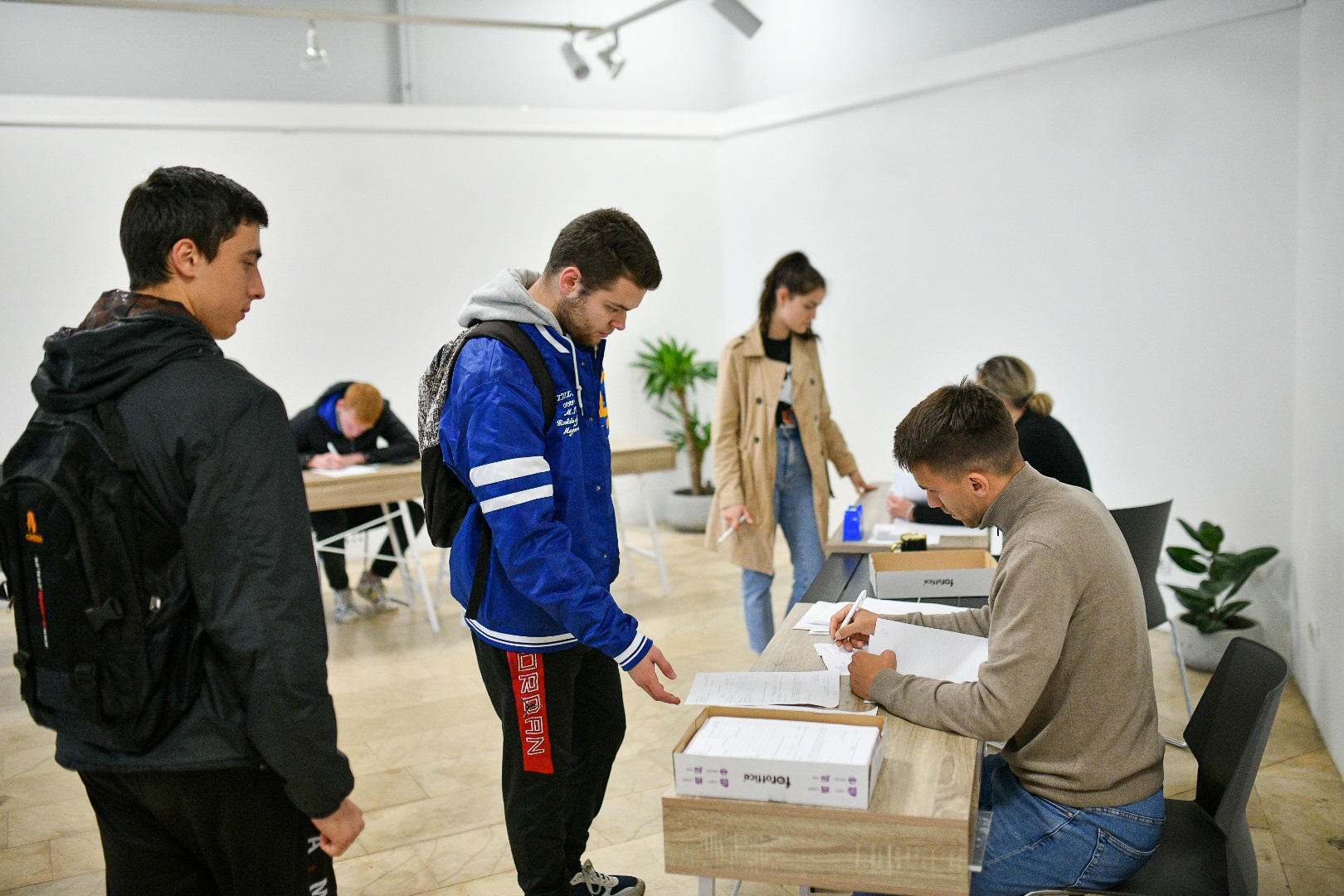 MATURANTI ŽELE BESPLATNU PROSLAVU Dom omladine prepun srednjoškolaca