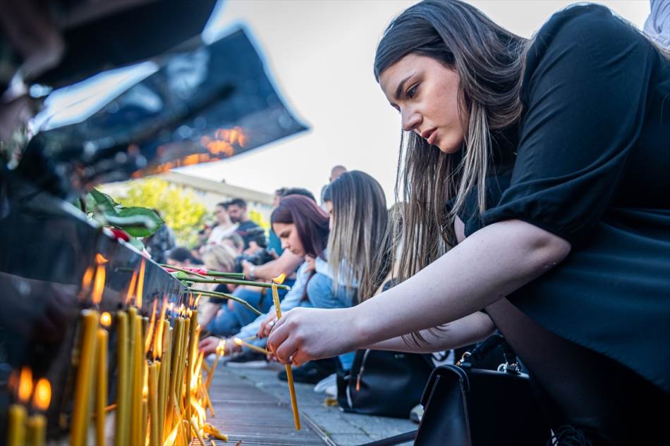 Skup na trgu u Podgorici: Građani odaju počast žrtvama tragedije u Srbiji