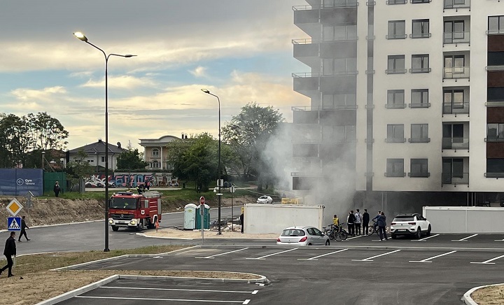 Zapalio se otpad: Požar u Banjaluci, vatrogasci na terenu