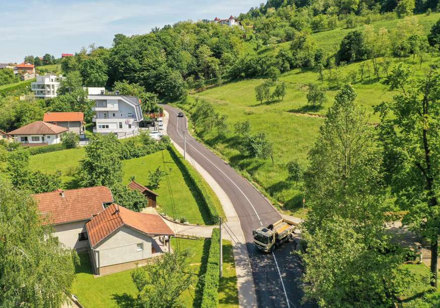 VAŽNA SAOBRAĆAJNICA Završeno asfaltiranje Tuzlanske ulice u naselju Starčevica