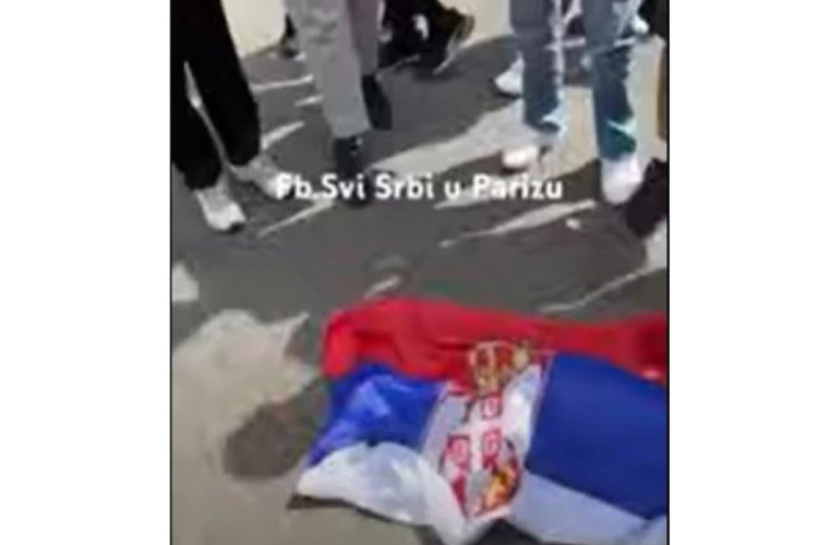 Skandal u školi u Švajcarskoj: Djeca gazila zastavu Srbije (VIDEO)