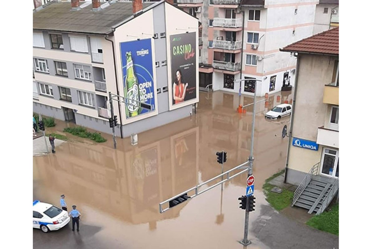 Jaka kiša poplavila ulice u Doboju, jedna zatvorena za saobraćaj