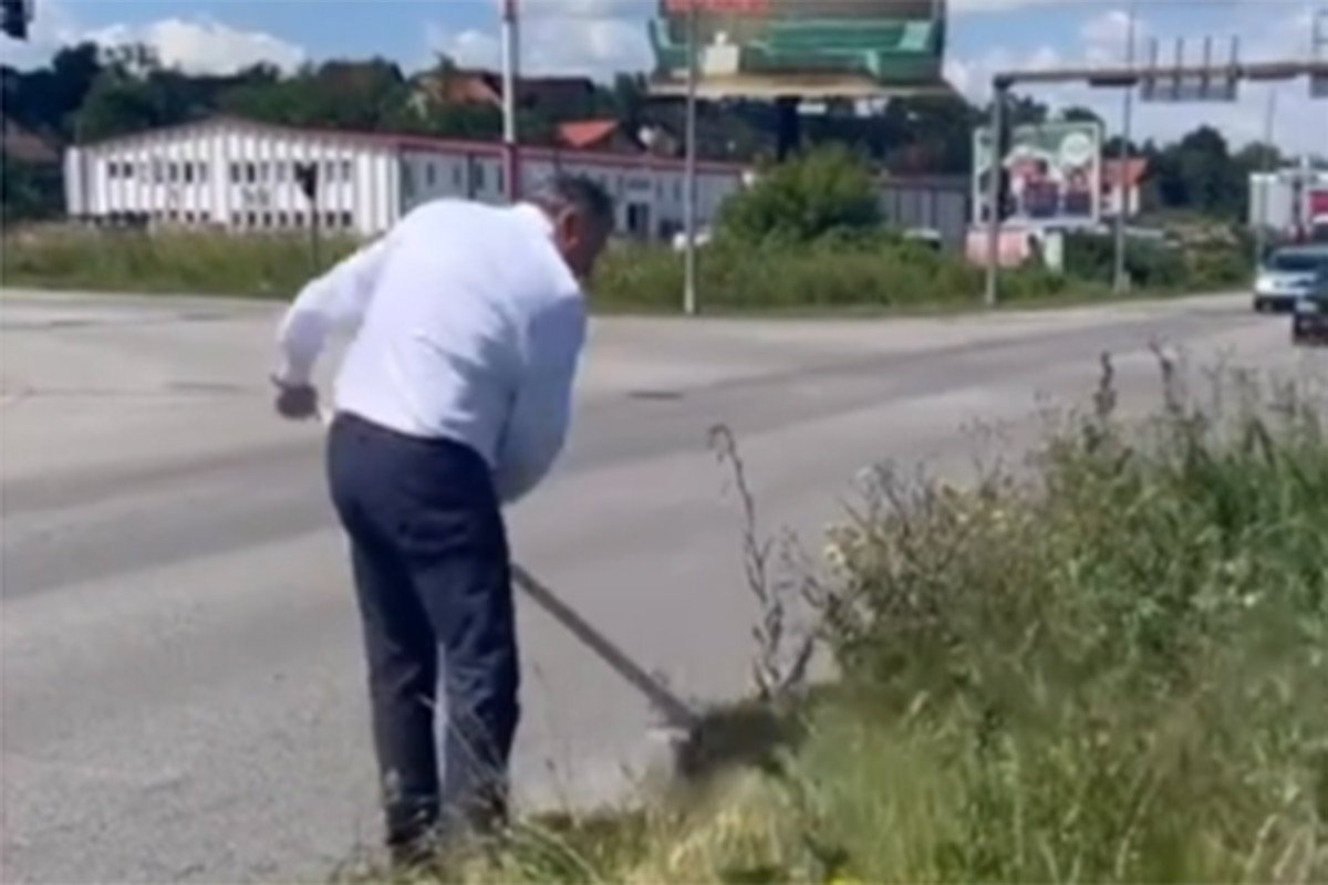 Dodik kosio travu pored puta: “Ovo je posljednji put da radim njihov posao” (VIDEO)