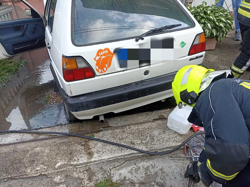 Gorio automobil u Banjaluci, intervenisali vatrogasci