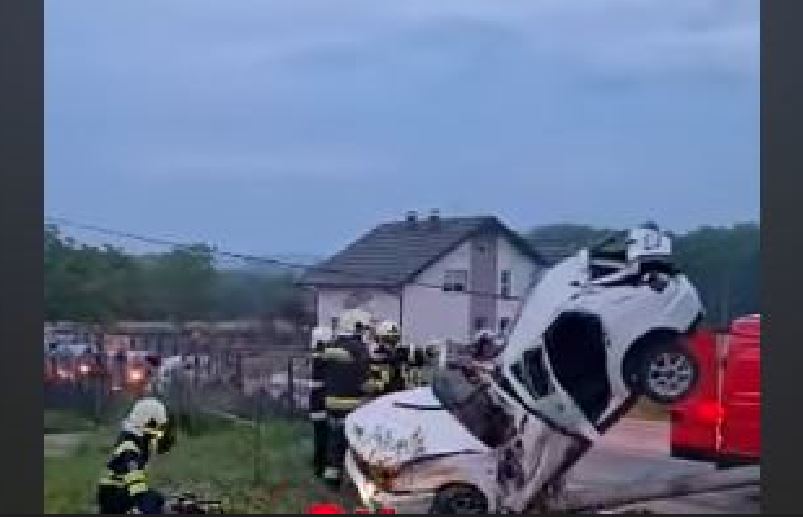 Teška saobraćajna nesreća kod Brčkog: Vatrogasci rezali automobil kako bi izvukli mladiće, nastradao otac šestoro djece (VIDEO)