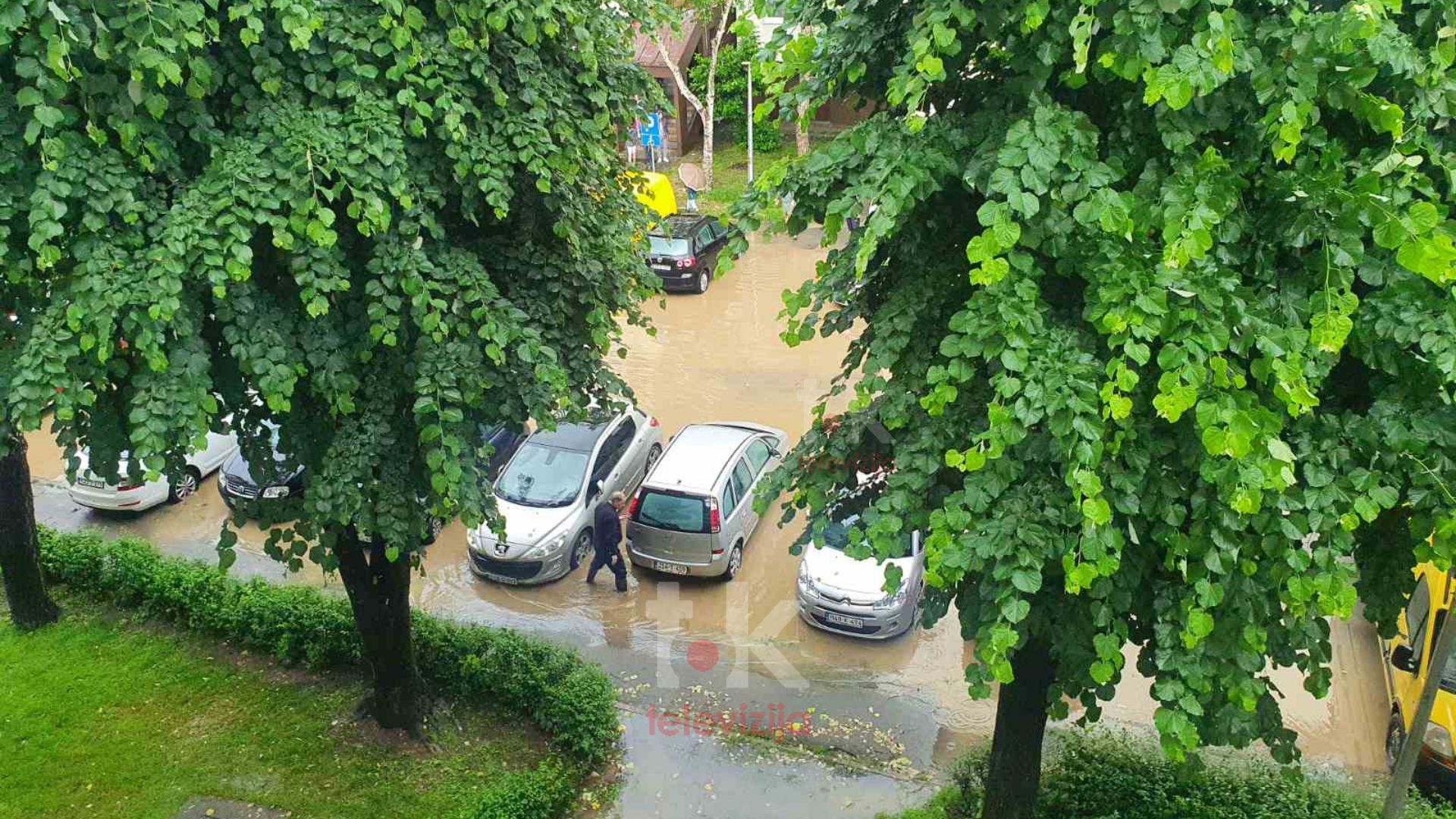 “POTOP” u Banjaluci: Slivnici bespomoćni pred snažnom olujom, vatrogasci na terenu