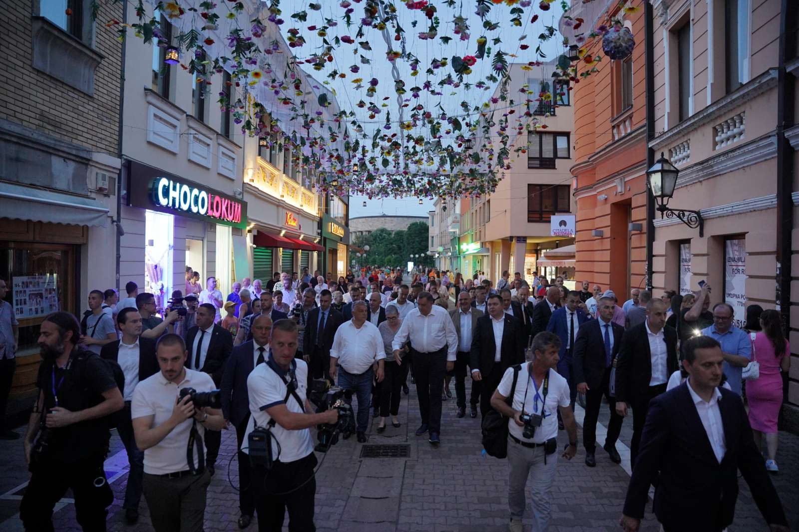 Opušteno, bez kravate i sakoa: Dodik i Orban prošetali Banjalukom (VIDEO)