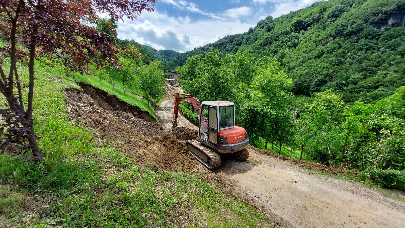 Ekipe Gradske uprave na terenu od juče: Grad izrađuje katastar klizišta u vrijednosti od 50 hiljada KM, u toku saniranje štete