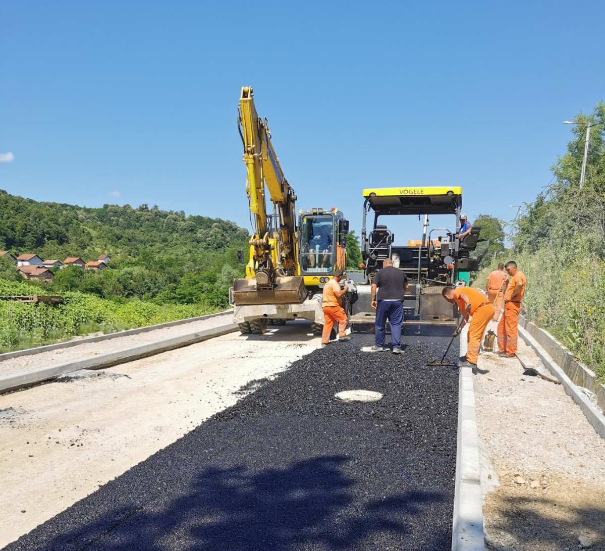 Napreduju radovi: U toku asfaltiranje ulice u naselju Motike