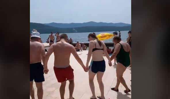 “Respekt, ne treba se svoga stidjeti” Zaigrali kolo na plaži, policija došla i rastjerala ih (VIDEO)