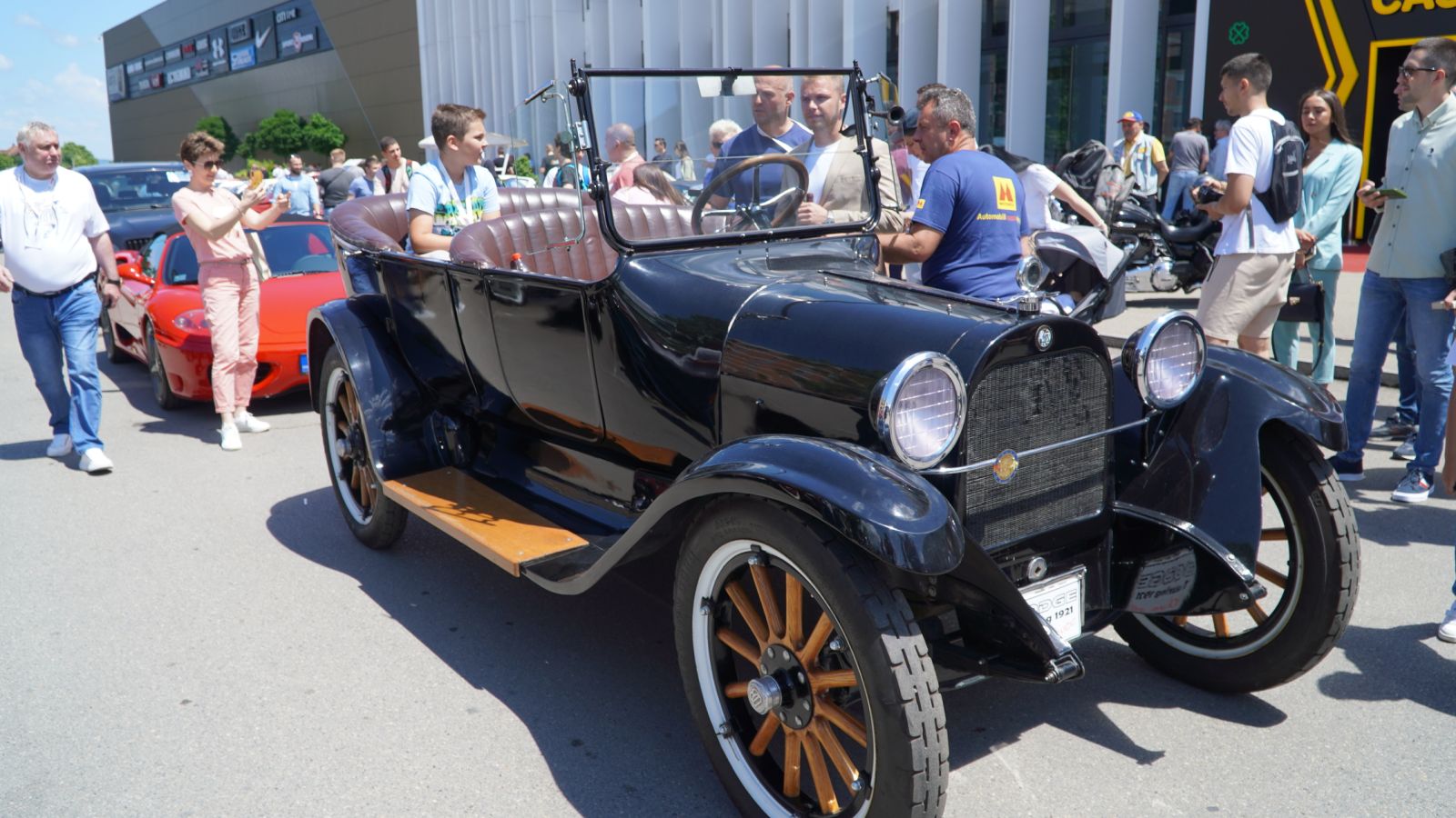 Za ljubitelje automobila: Izložba oldtajmera, prisustvovao i gradonačelnik (FOTO)