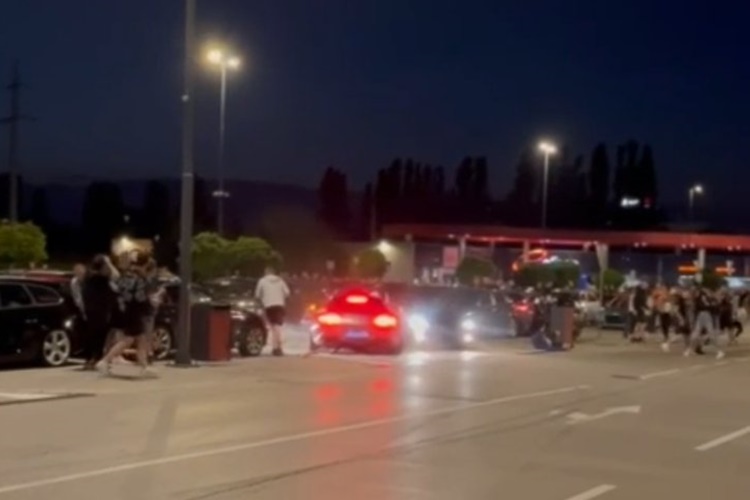 Strašna scena na parkingu u Zagrebu: Mercedesom se zaletio u grupu ljudi (UZNEMIRUJUĆI VIDEO)