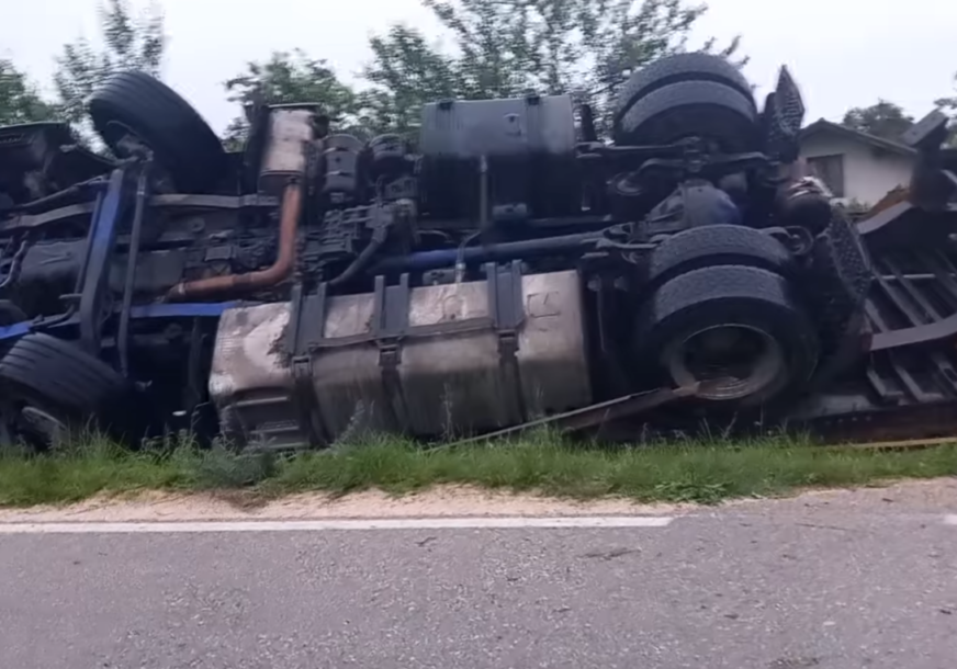 KAMION ZAVRŠIO U KANALU Teška nesreća na putu ka Manjači (VIDEO)