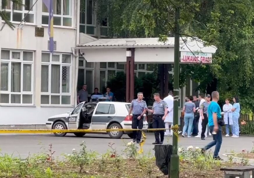 Maloljetnik iz Lukavca smješten u psihijatrijsku bolnicu: Dječak (13) juče pucao u nastavnika, danas prebačen u Sarajevo