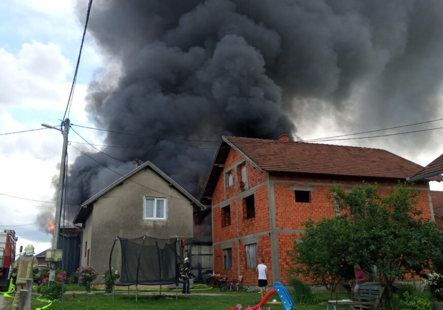 VATRA “GUTA” KUĆU Požar u prijedorskom naselju, vatrogasci na terenu