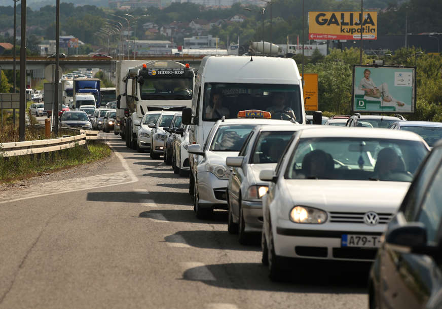 Nesreća kod Prijedorske petlje: Sudarili se kombi i kamion, saobraćajka izazvala kolaps na putu