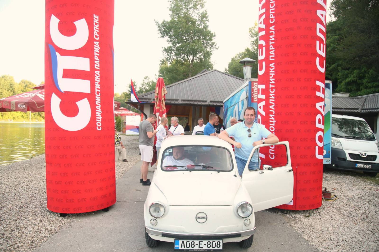 Pogledajte čime je predsjednik SPS-a stigao na partijsko druženje na Manjači (FOTO)